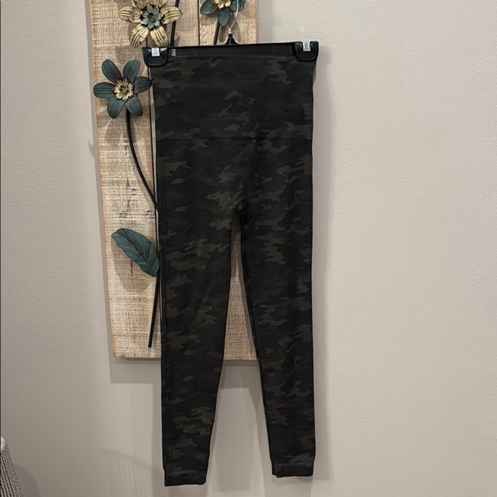 Spank Seamless Camouflage compressive stretch Leggings pre owned size s